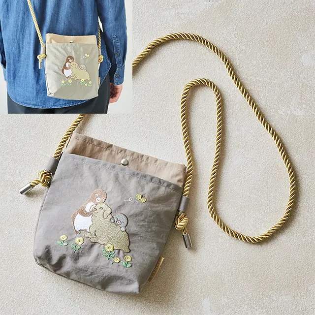 Suicaのペンギン 刺繍ポシェット・ゴールデンと一緒